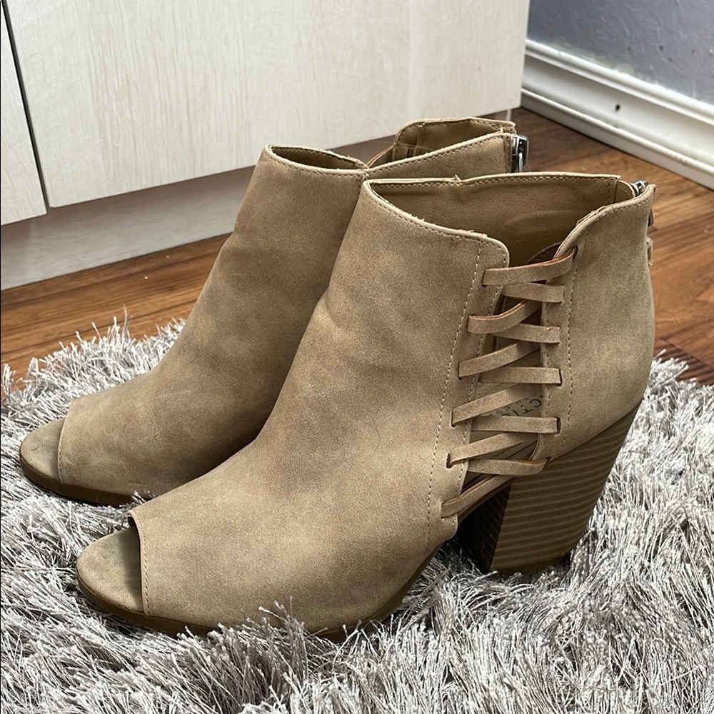 Kenneth Cole Reaction Tan Ankle Booties with Stacked Heel